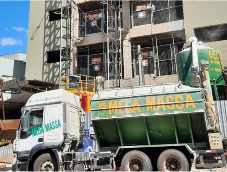 Aplicação de argamassa Mega Massa em obra vertical