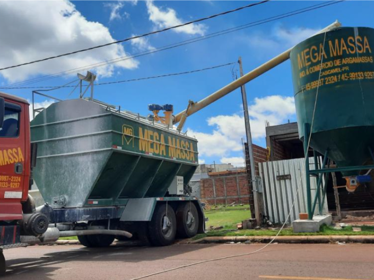 Abastecimento do silo Mega Massa em área externa