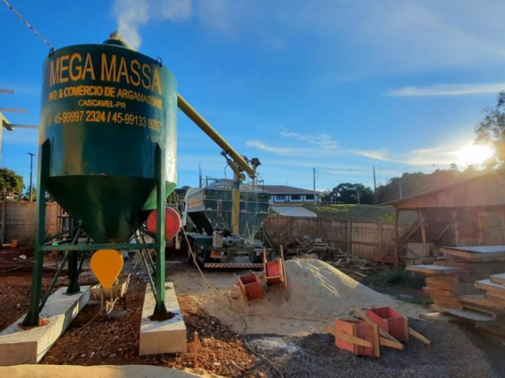Silo Mega Massa instalado no canteiro de obras