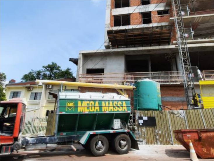 Obra abastecida com caminhão e silo Mega Massa