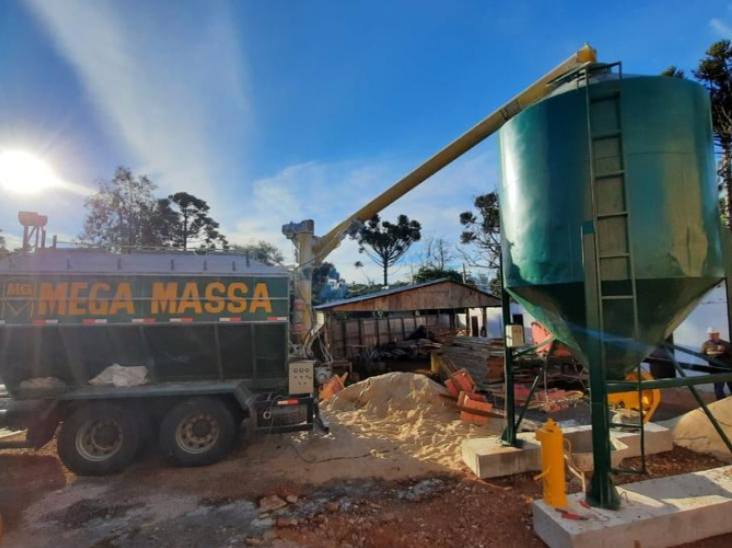 Silo Mega Massa ao lado do caminhão no canteiro