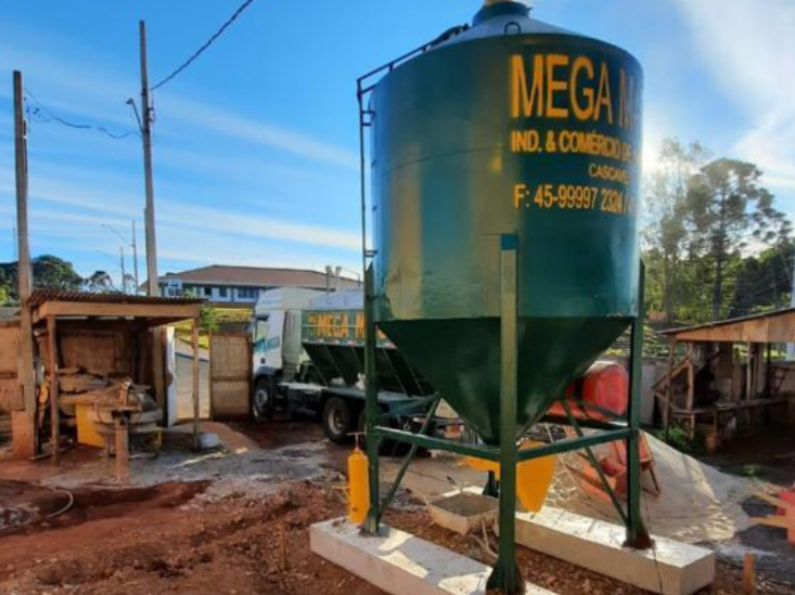 Silo instalado em estrutura metálica de obra