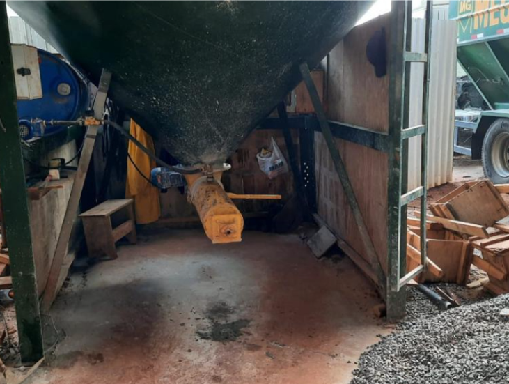 Abastecimento da obra com caminhão Mega Massa