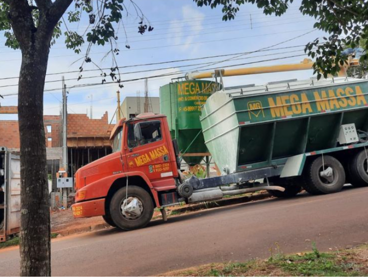 Abastecimento do silo Mega Massa em obra residencial