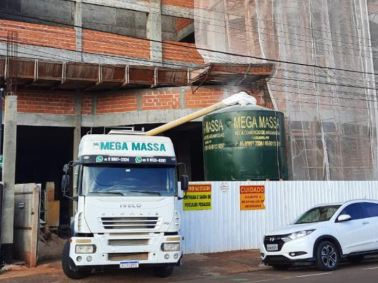 Sistema Mega Massa operando em canteiro de obras